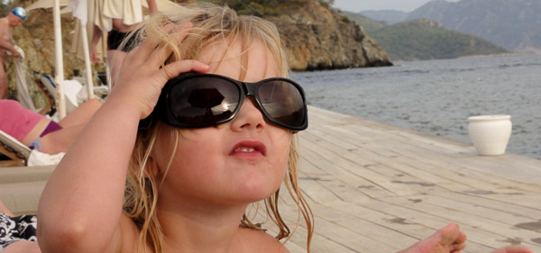M�dchen mit Sonnenbrille